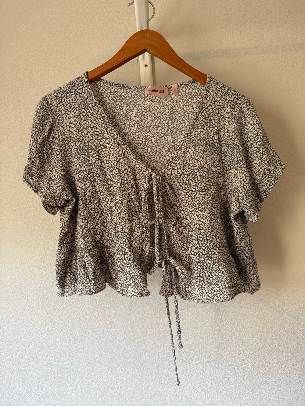 Willow root gray  and White Floral Tie-Front Crop Top